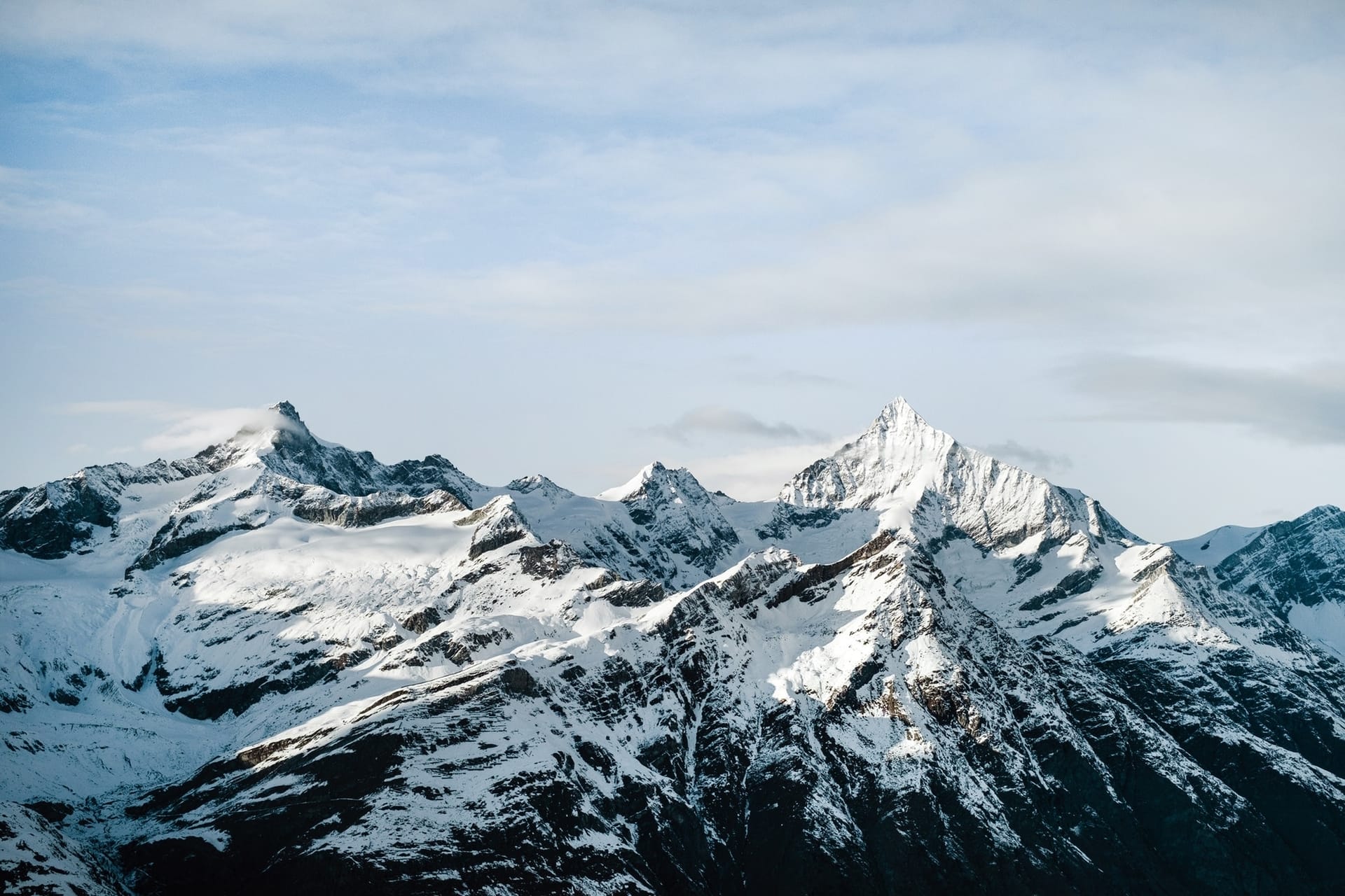 Cresta de montaña rocosa con picos nevados